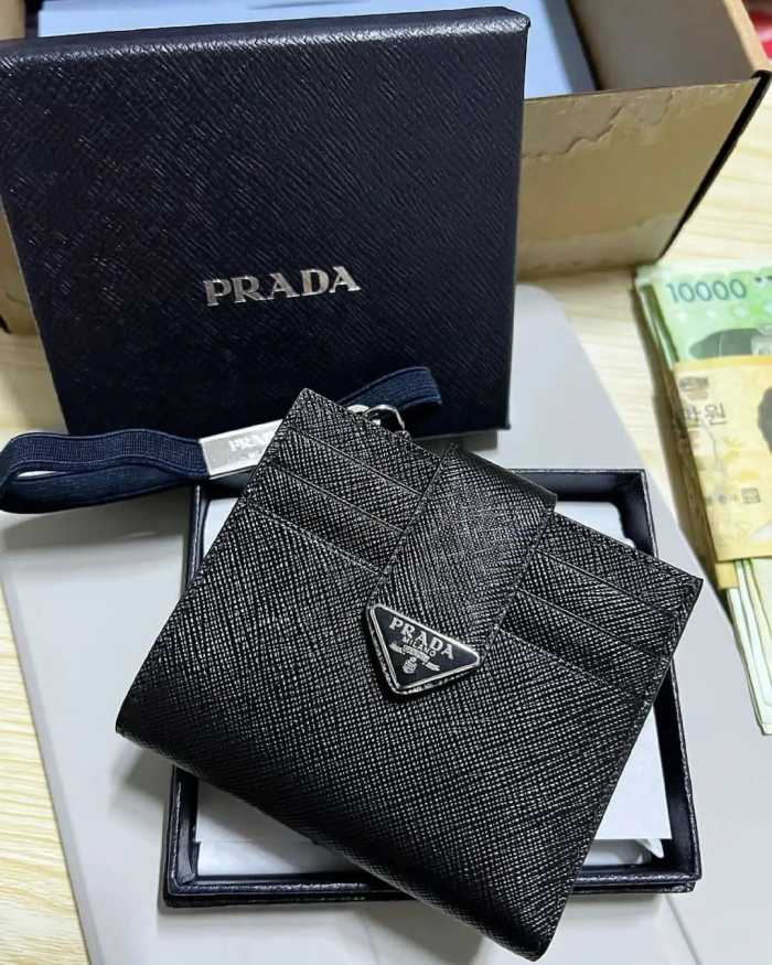 这么实用的Prada小钱包你居然没有？