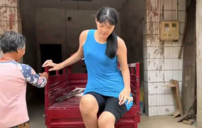 突传噩耗！“湖南女巨人”网红小莫因病去世，父亲做法令人心寒