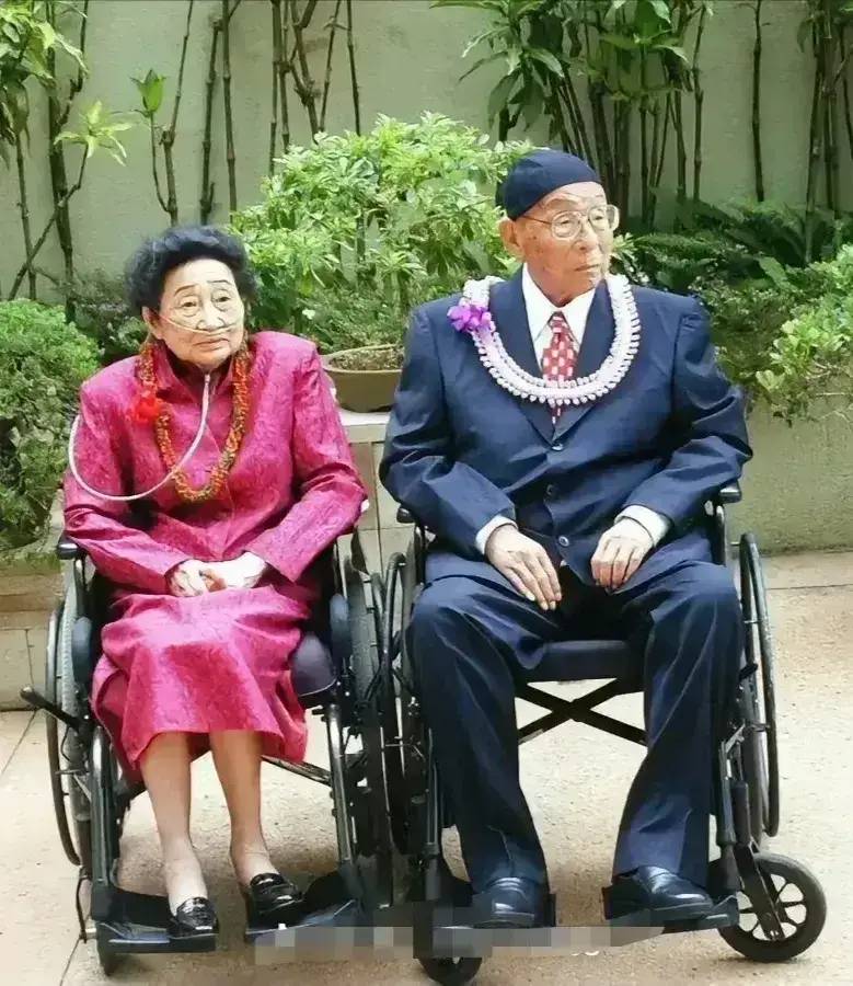 2000年6月3日，张学良和赵一荻的合影，一个100岁，一个88岁